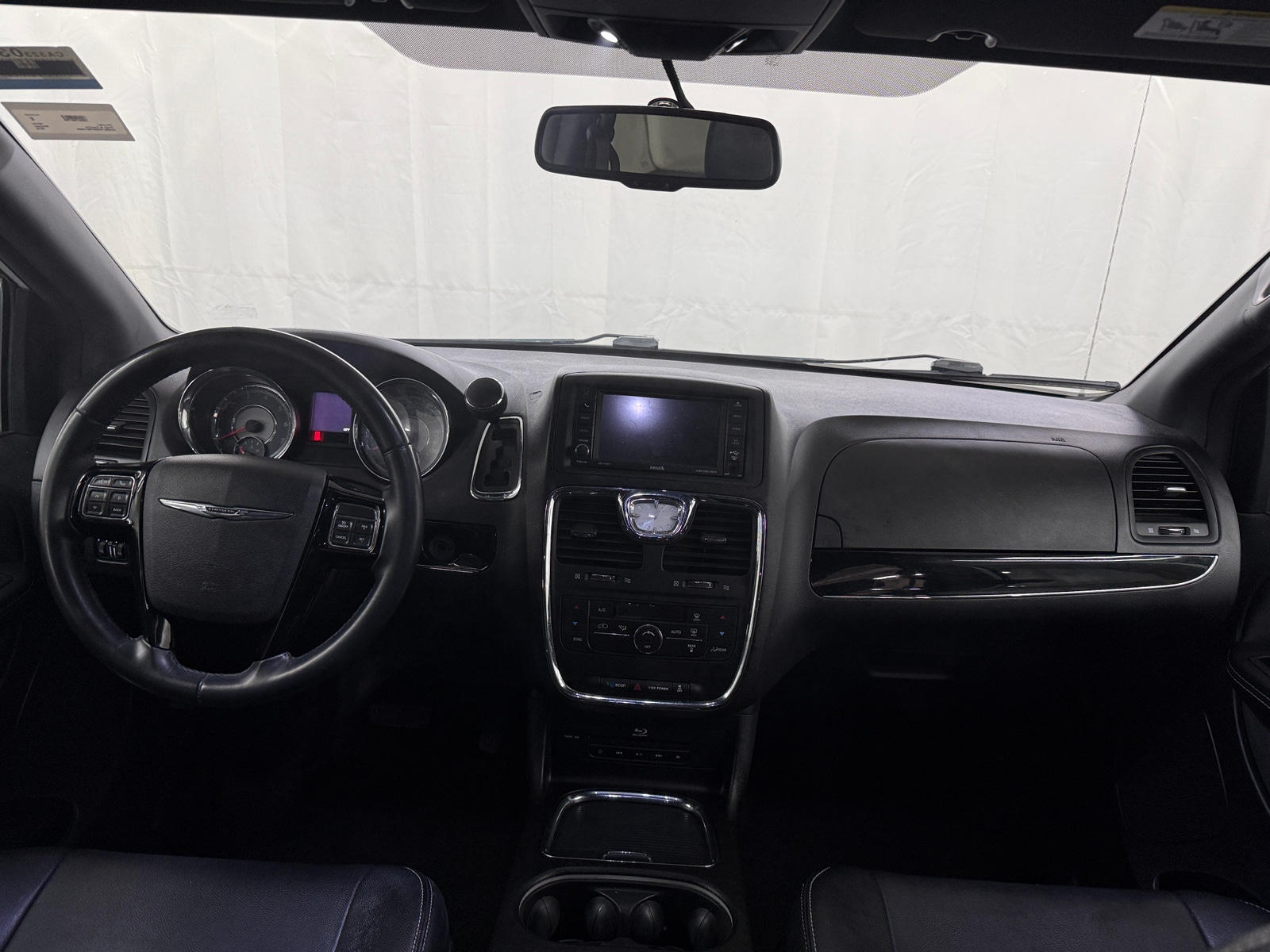 Thumbnail: 2015 Chrysler Town & Country - 2