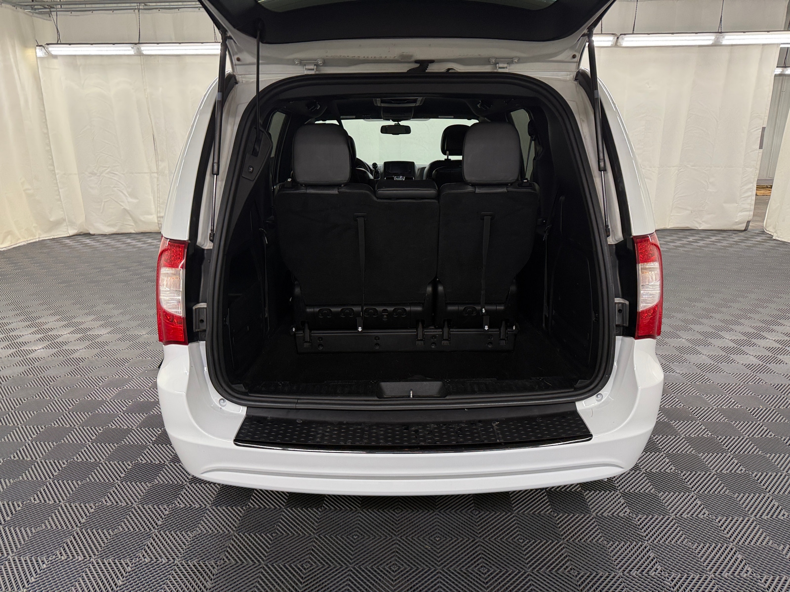 Thumbnail: 2015 Chrysler Town & Country - 6
