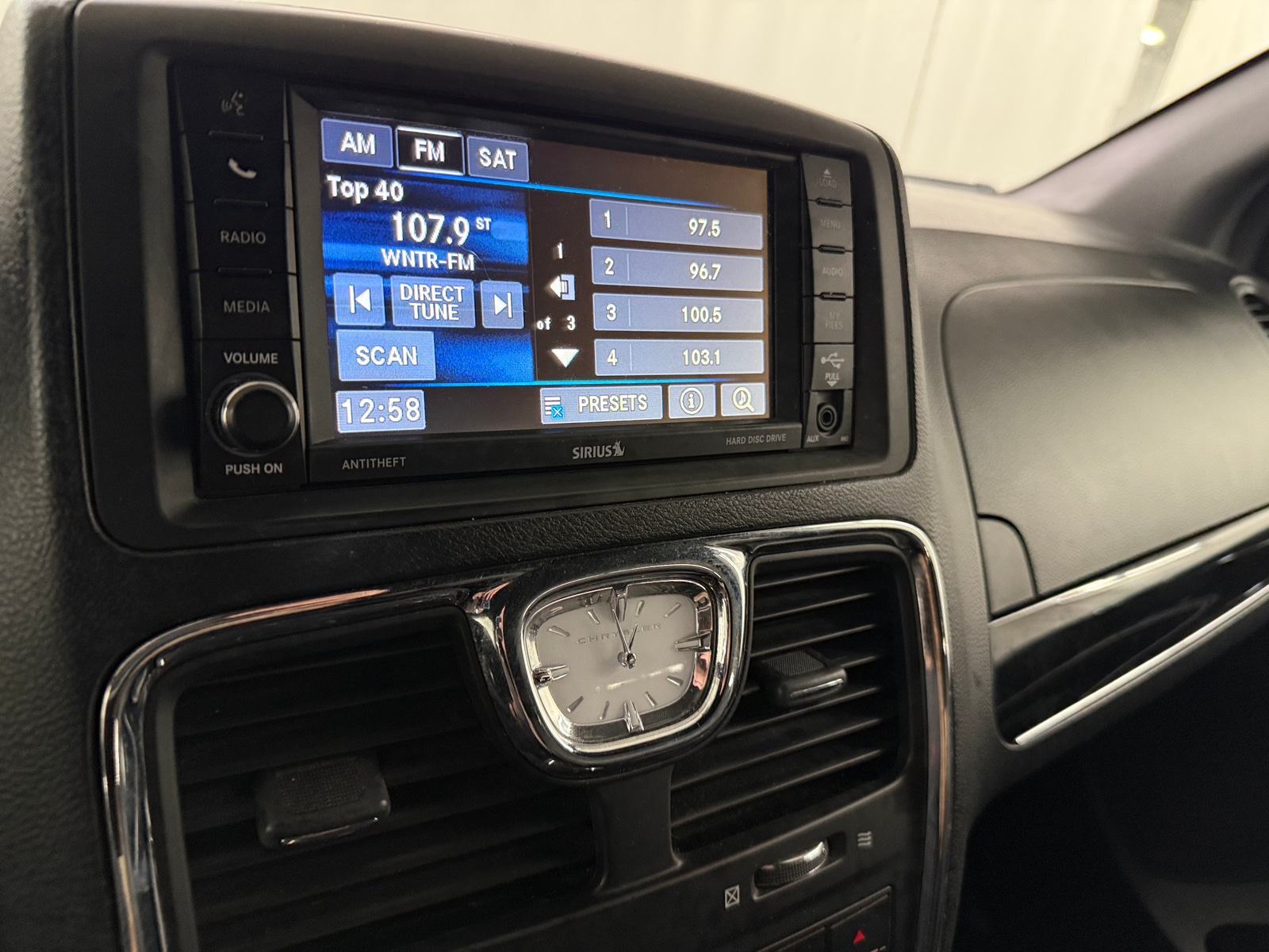 Thumbnail: 2015 Chrysler Town & Country - 3