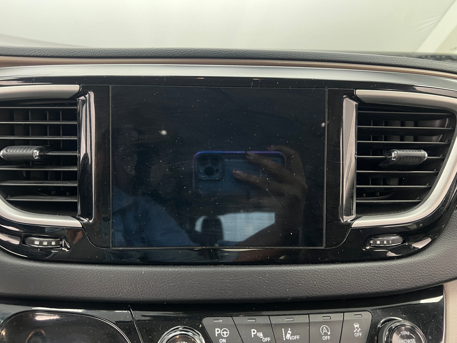 Thumbnail: 2018 Chrysler Pacifica - 3