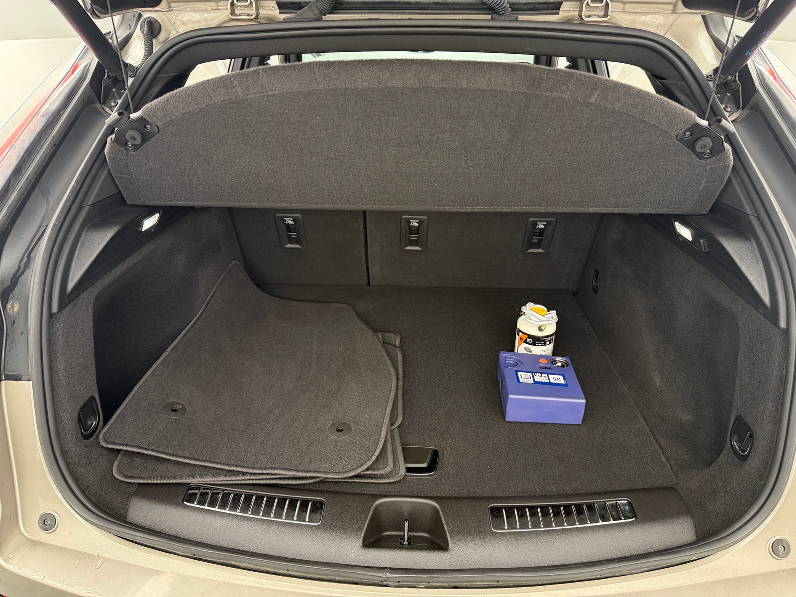 Thumbnail: 2023 Cadillac XT4 - 6