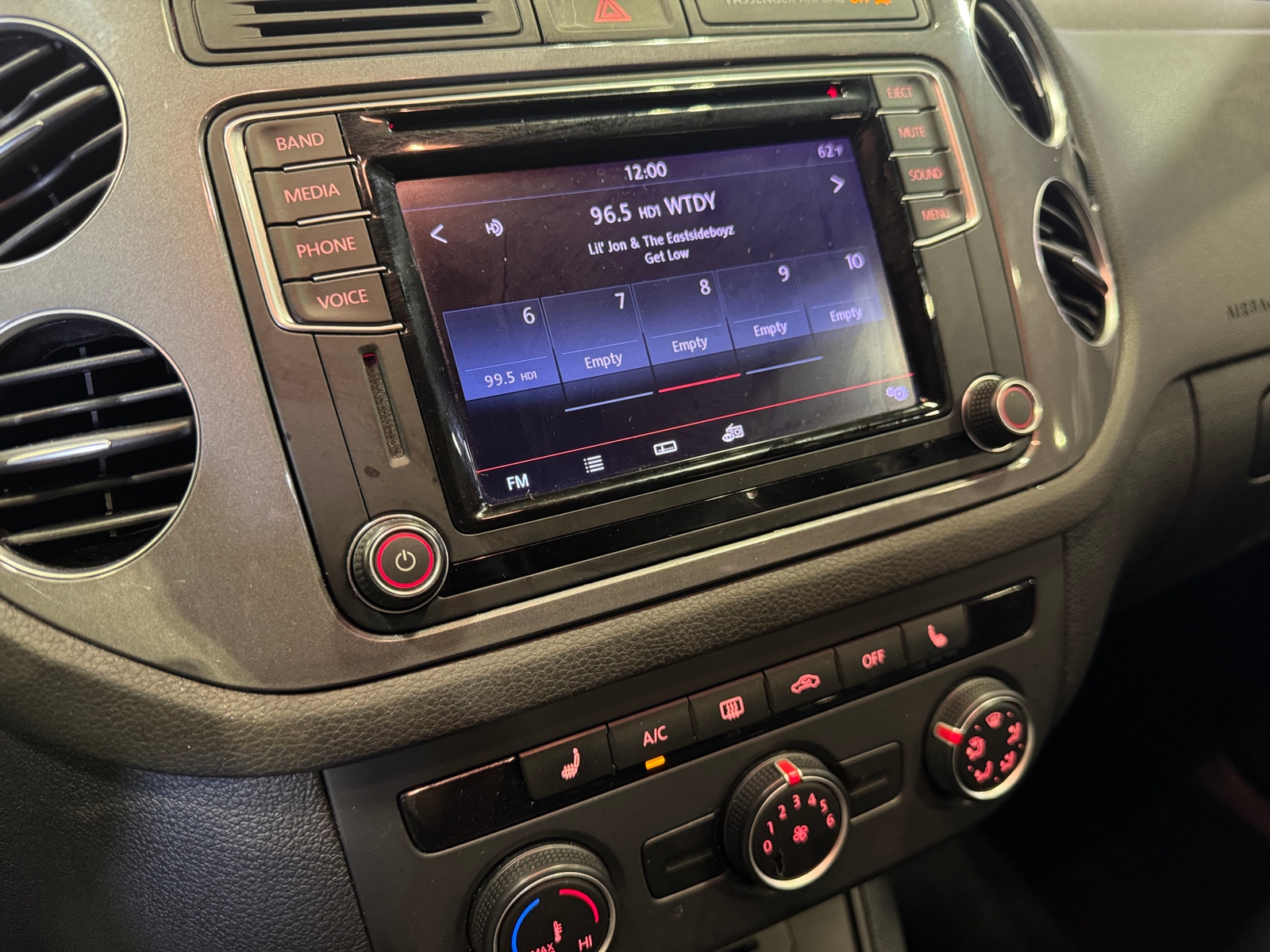 Thumbnail: 2016 Volkswagen Tiguan - 4