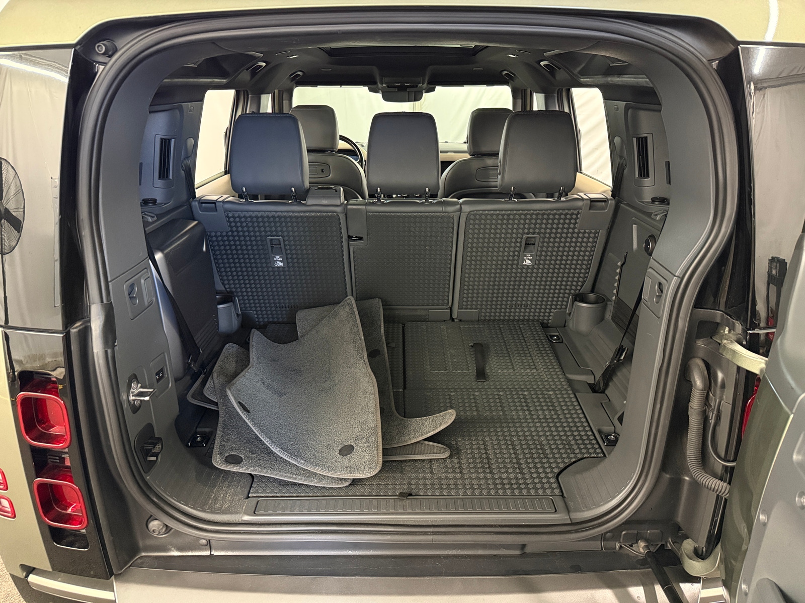 Thumbnail: 2022 Land Rover Defender - 7