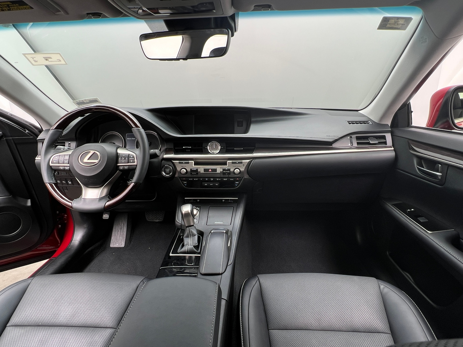 Thumbnail: 2018 Lexus ES - 3