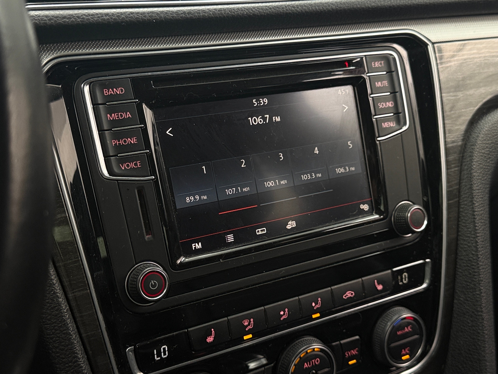 Thumbnail: 2017 Volkswagen Passat - 3