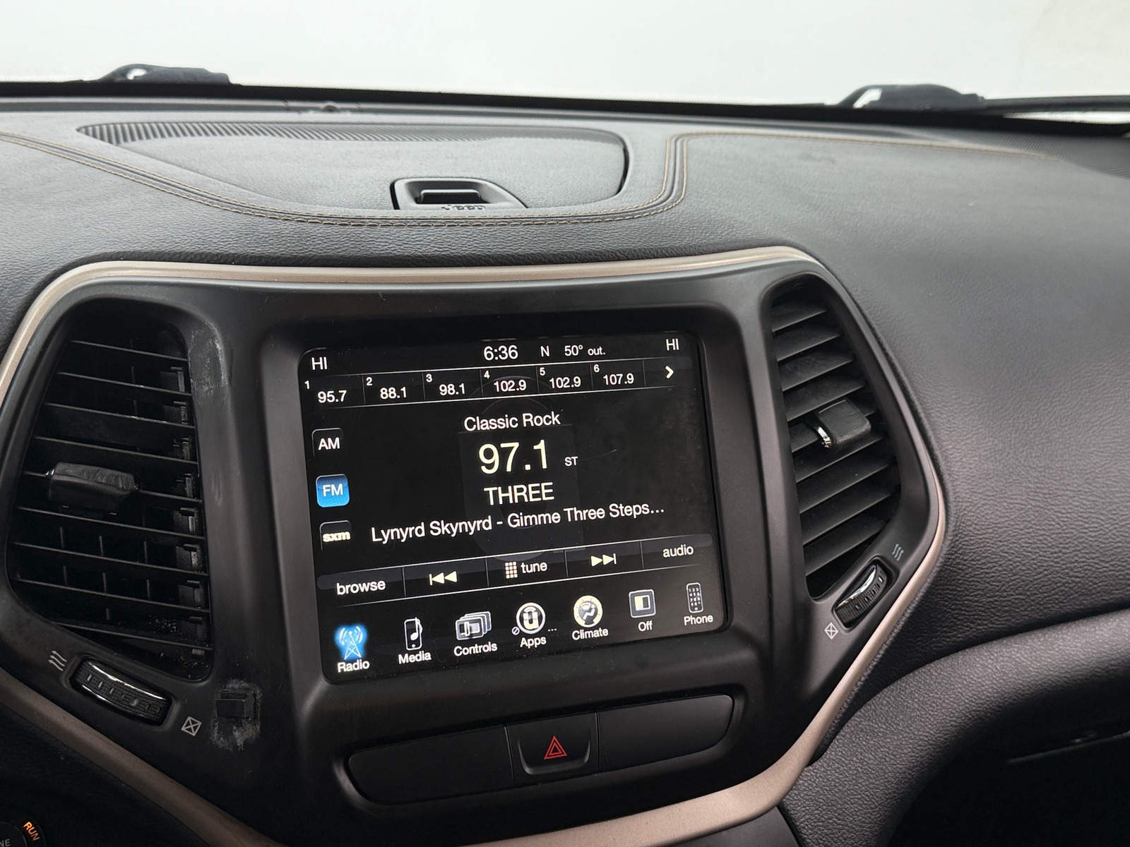 Thumbnail: 2017 Jeep Cherokee - 4