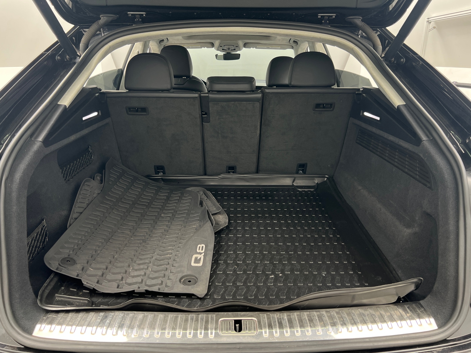 Thumbnail: 2019 Audi Q8 - 6