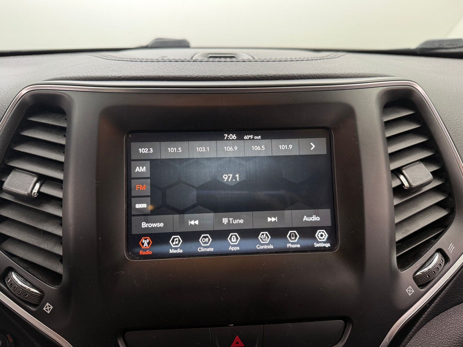 Thumbnail: 2019 Jeep Cherokee - 4