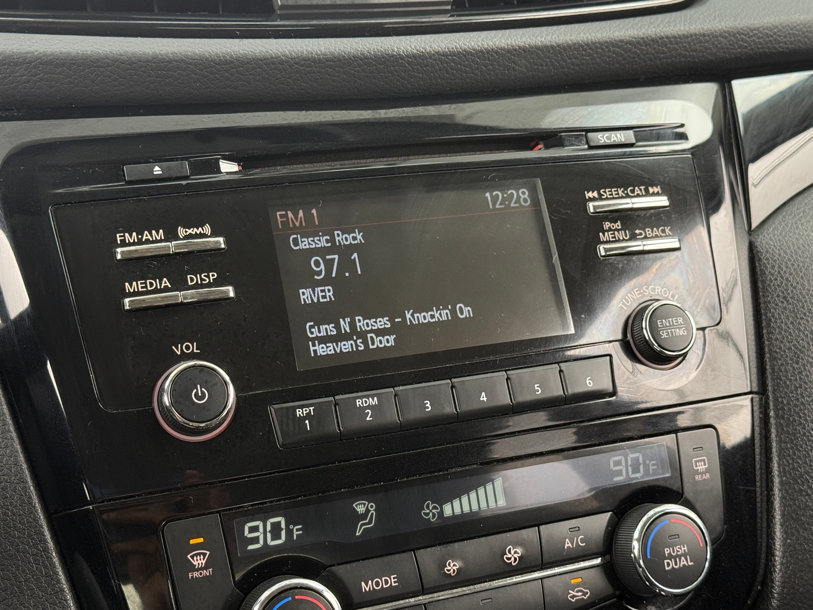 Thumbnail: 2017 Nissan Rogue Sport - 4