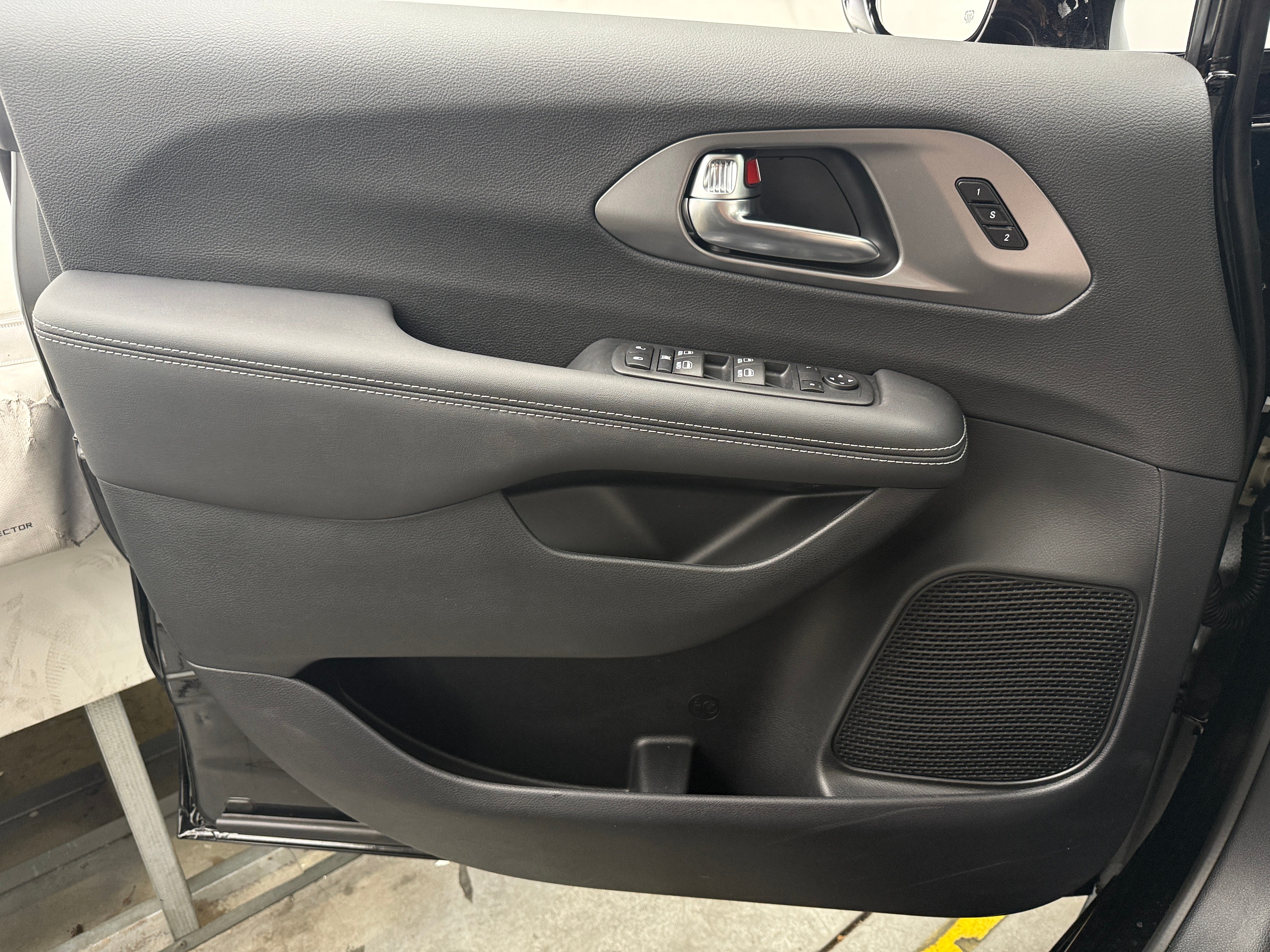 2026 Chrysler Pacifica Select - Photo 11