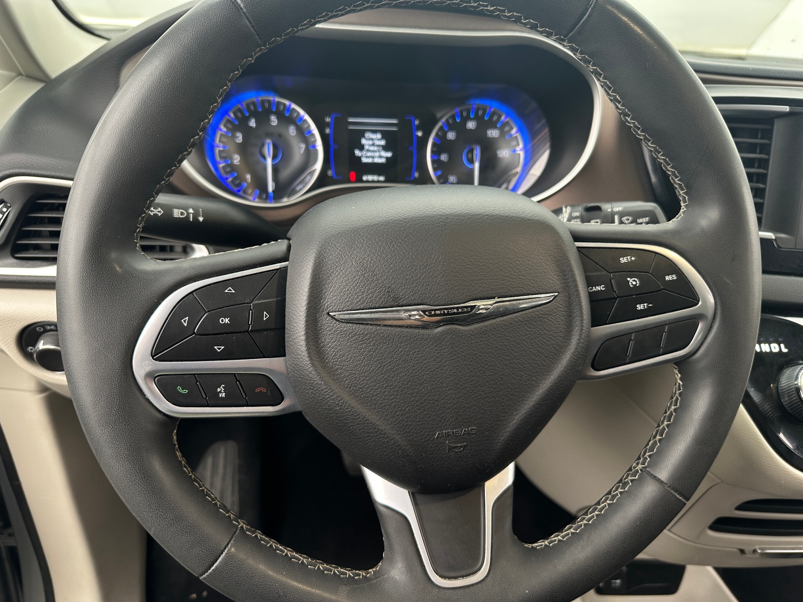 Thumbnail: 2023 Chrysler Voyager - 5