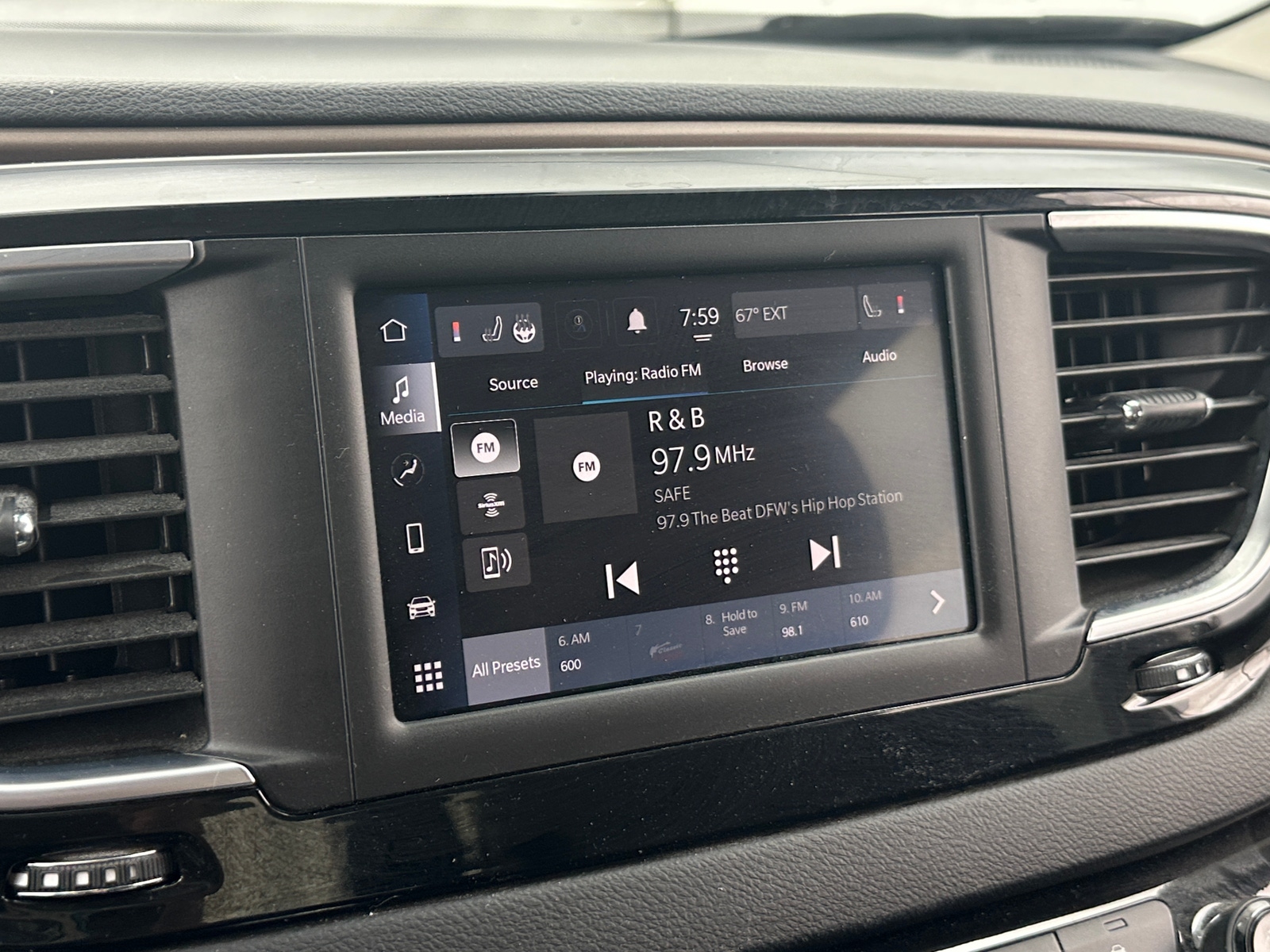 Thumbnail: 2023 Chrysler Voyager - 4