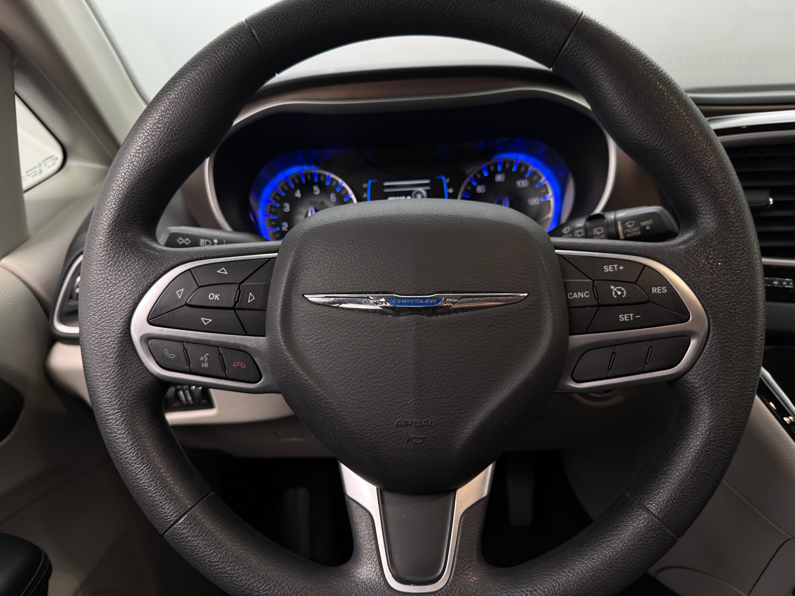 Thumbnail: 2017 Chrysler Pacifica - 5