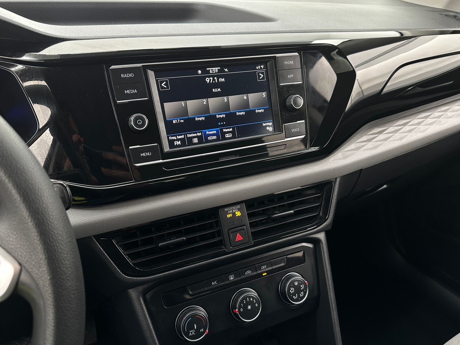 Thumbnail: 2022 Volkswagen Taos - 4