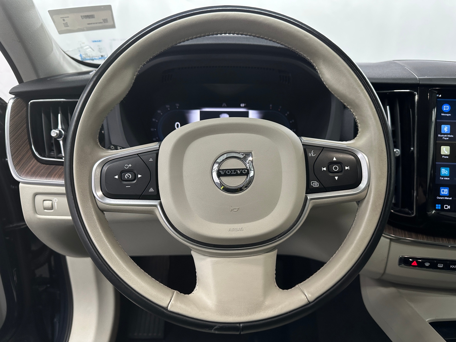 Thumbnail: 2022 Volvo XC60 - 3