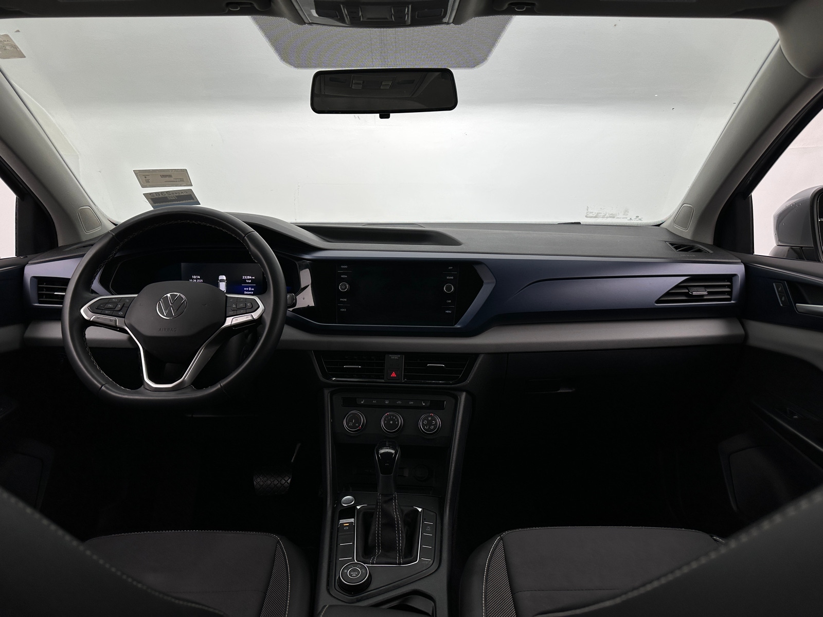 Thumbnail: 2022 Volkswagen Taos - 3