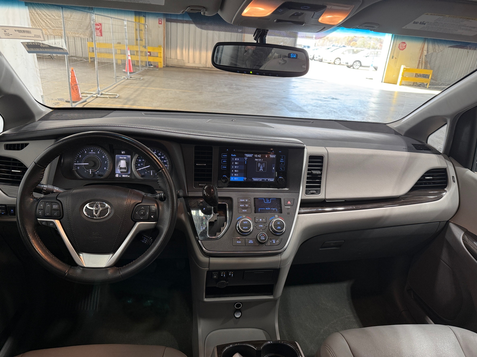 Thumbnail: 2017 Toyota Sienna - 2