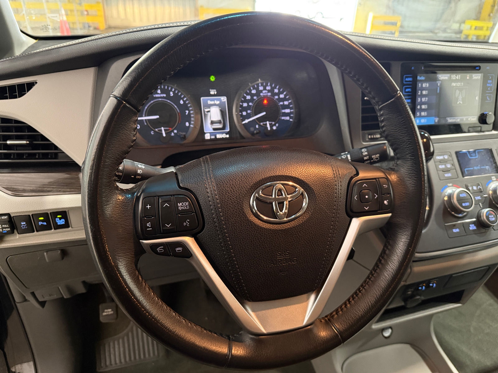 Thumbnail: 2017 Toyota Sienna - 4