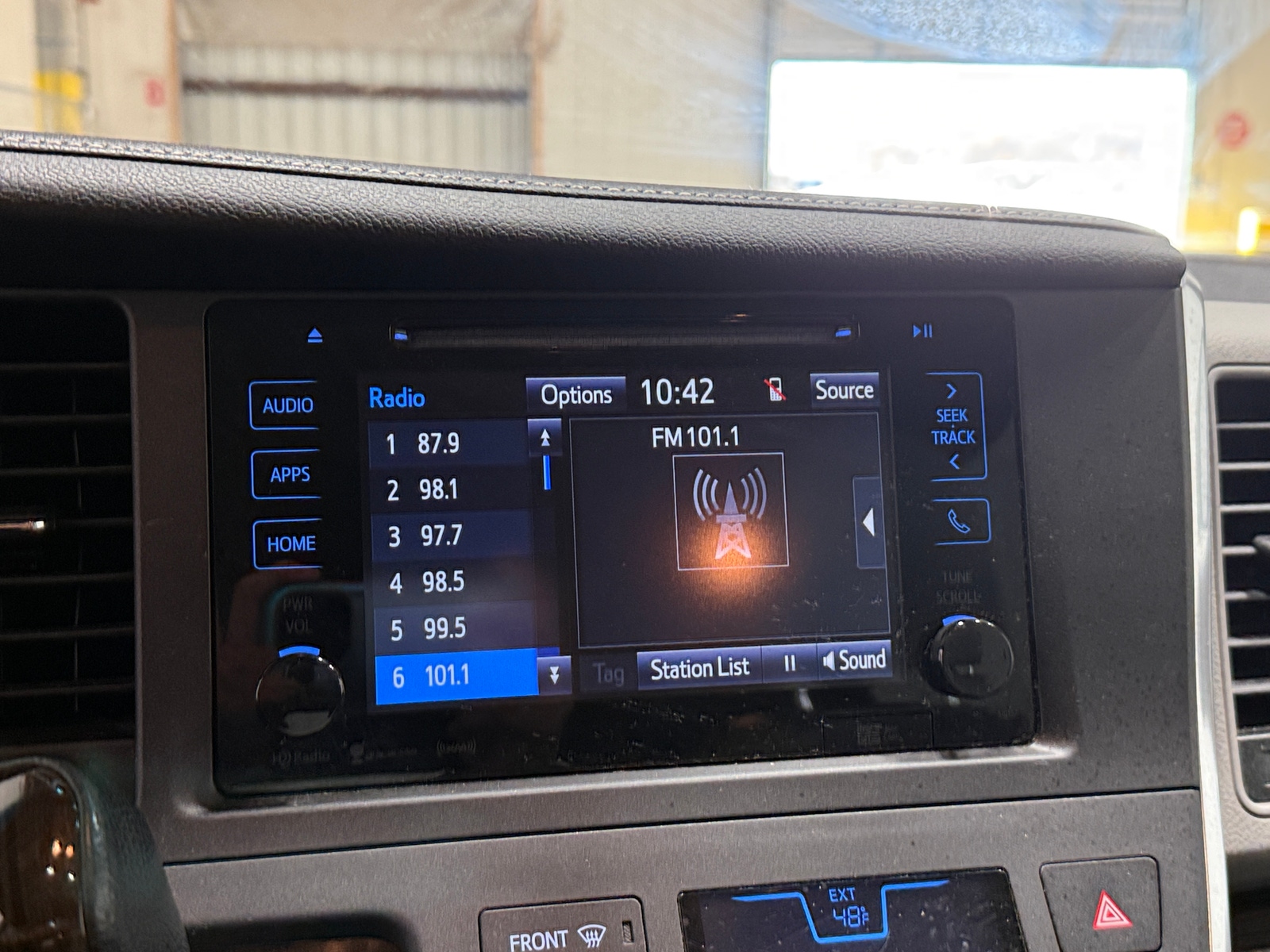 Thumbnail: 2017 Toyota Sienna - 3