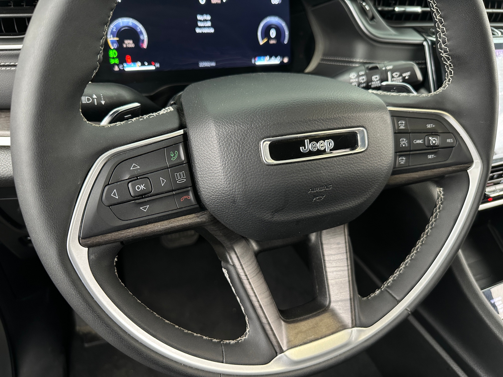 Thumbnail: 2024 Jeep Grand Cherokee L - 4