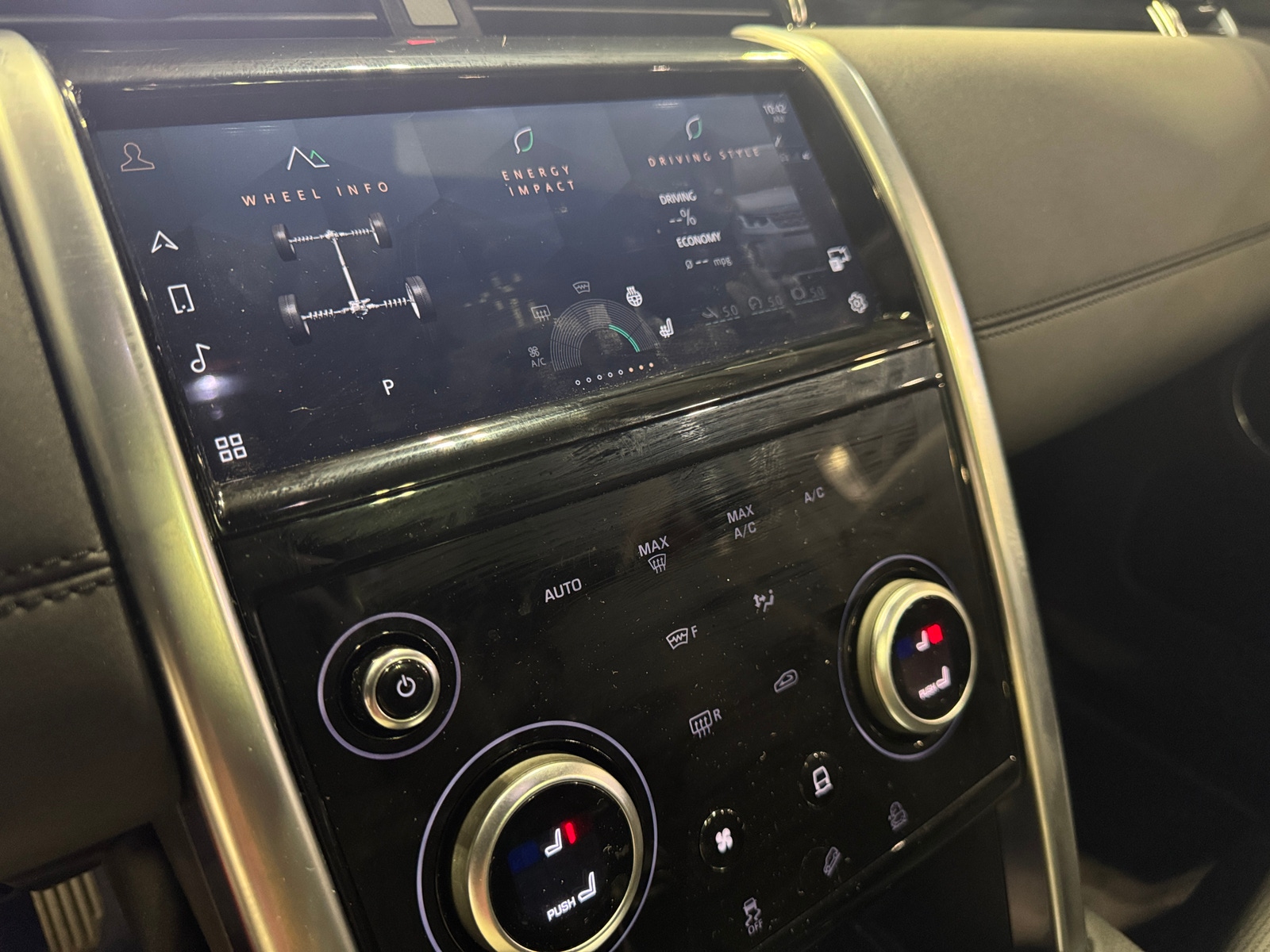 Thumbnail: 2023 Land Rover Discovery Sport - 3