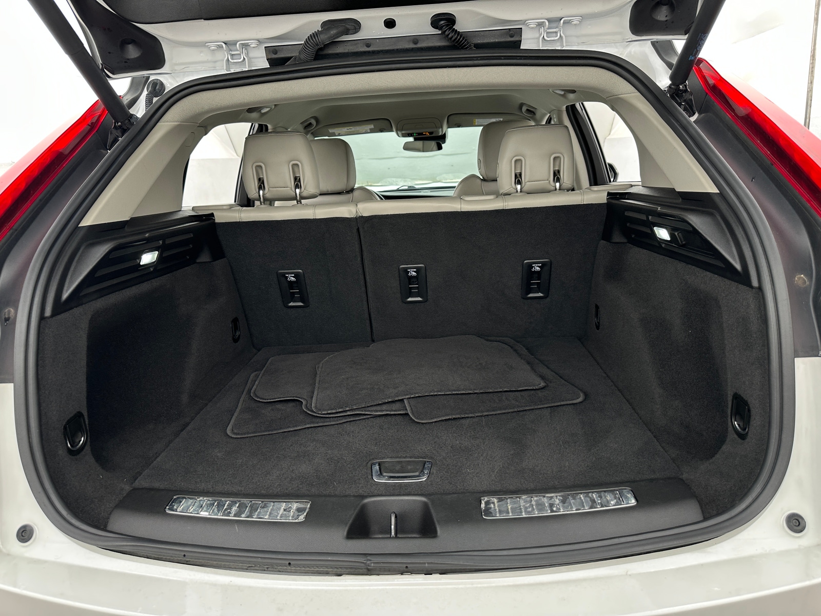 Thumbnail: 2023 Cadillac XT4 - 6