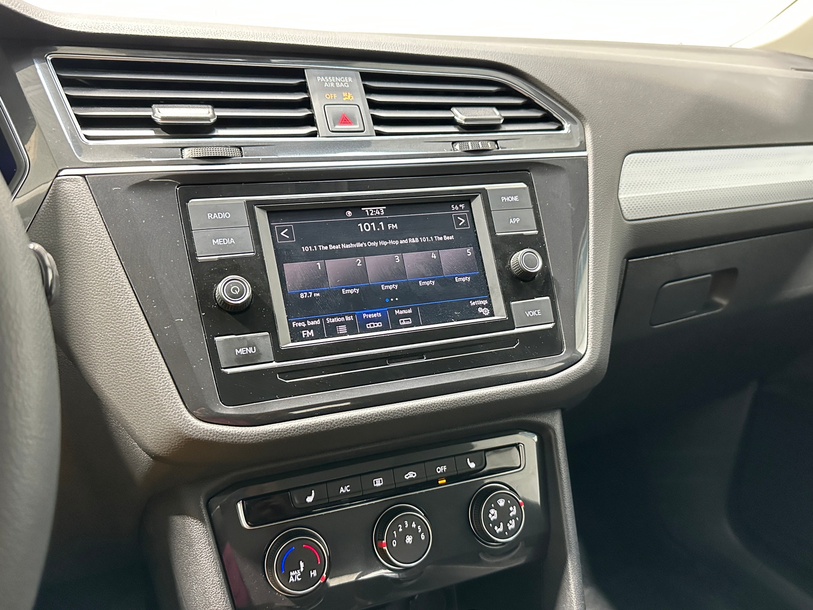 Thumbnail: 2022 Volkswagen Tiguan - 4