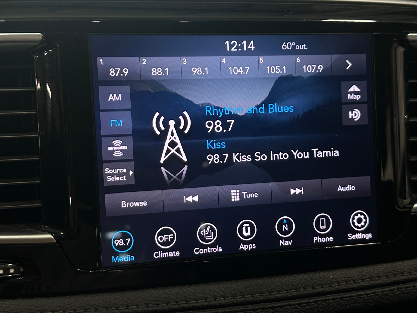 Thumbnail: 2020 Chrysler Pacifica - 3