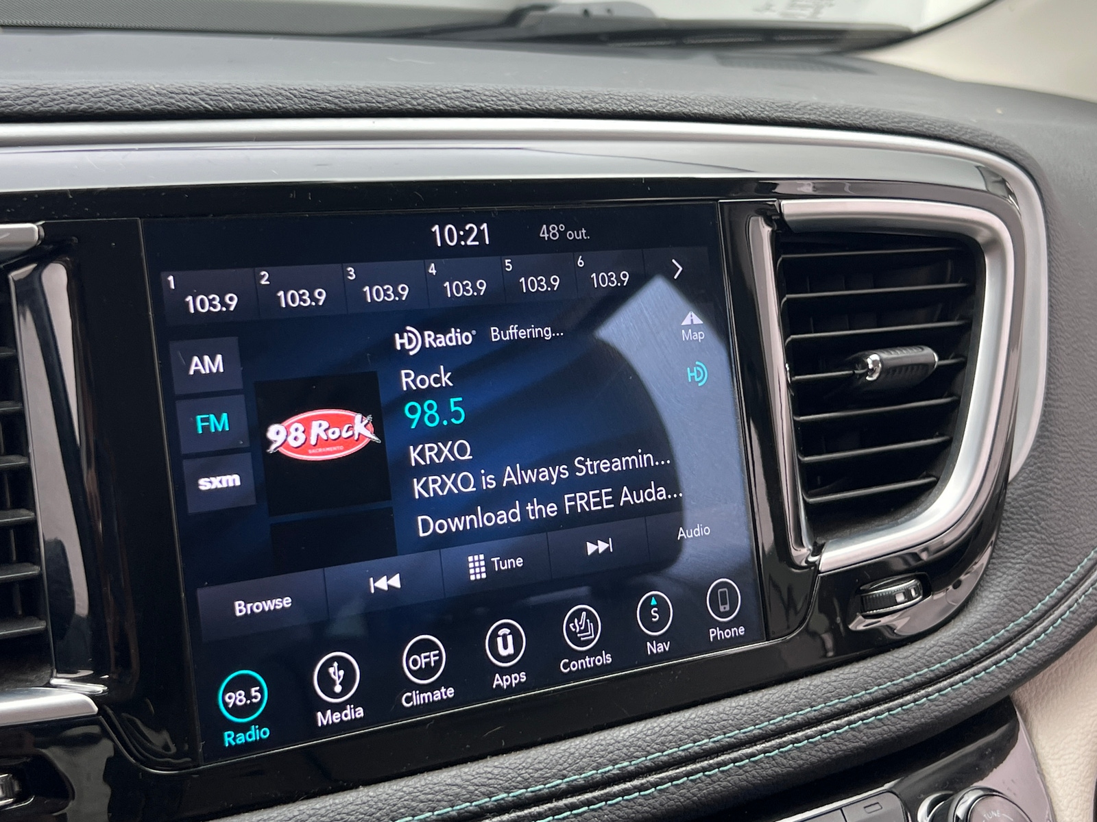 Thumbnail: 2018 Chrysler Pacifica - 3