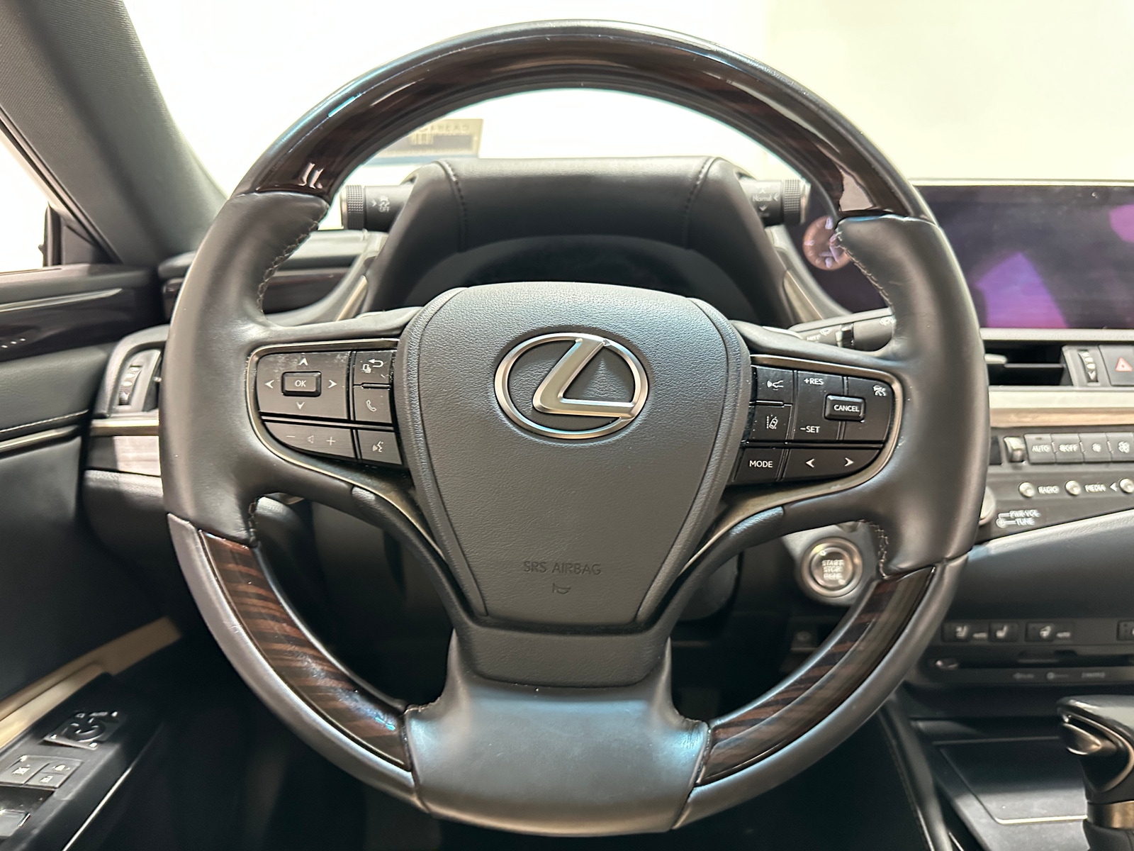 Thumbnail: 2021 Lexus ES - 4