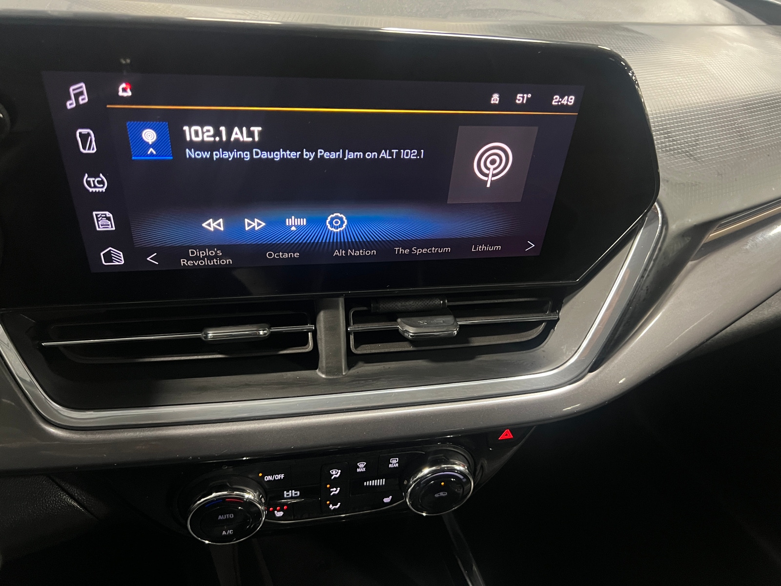 Thumbnail: 2024 Chevrolet Trax - 3