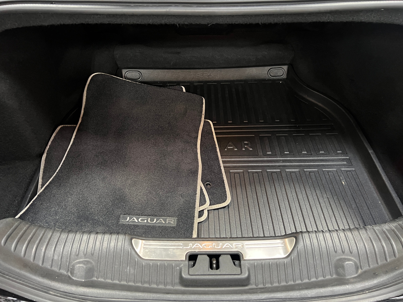 Thumbnail: 2017 Jaguar XJ - 6