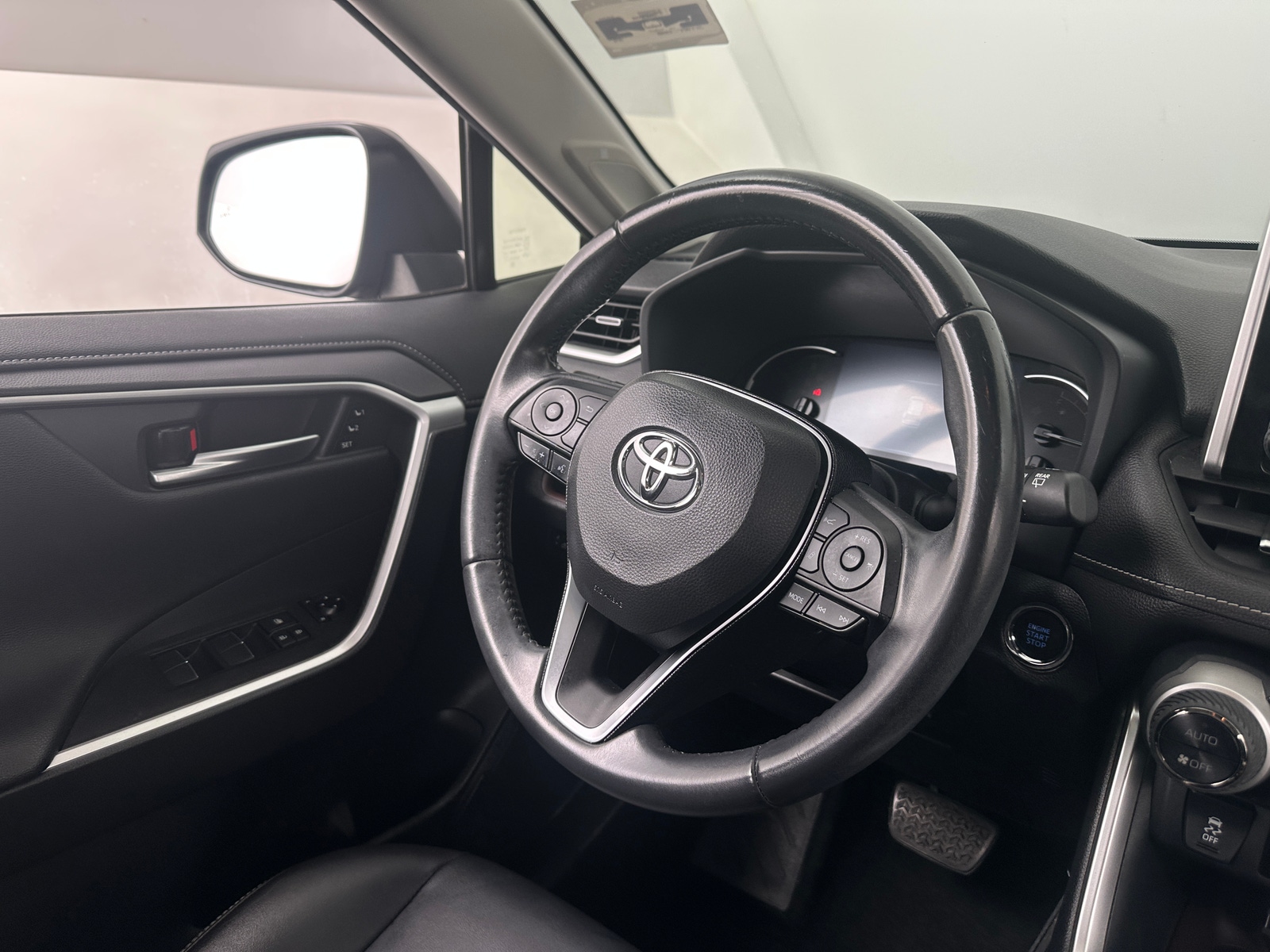 Thumbnail: 2019 Toyota RAV4 - 4