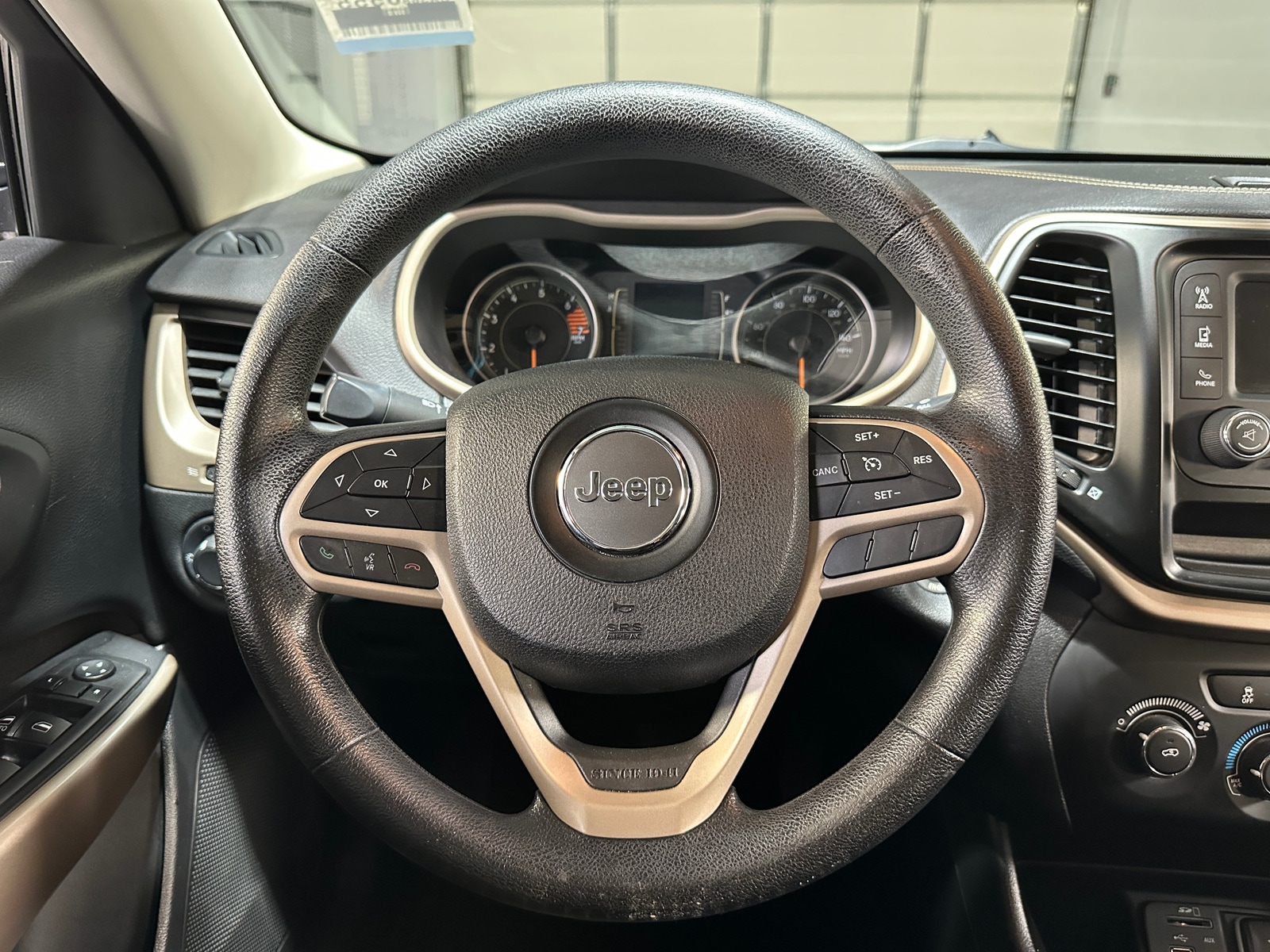 Thumbnail: 2017 Jeep Cherokee - 5