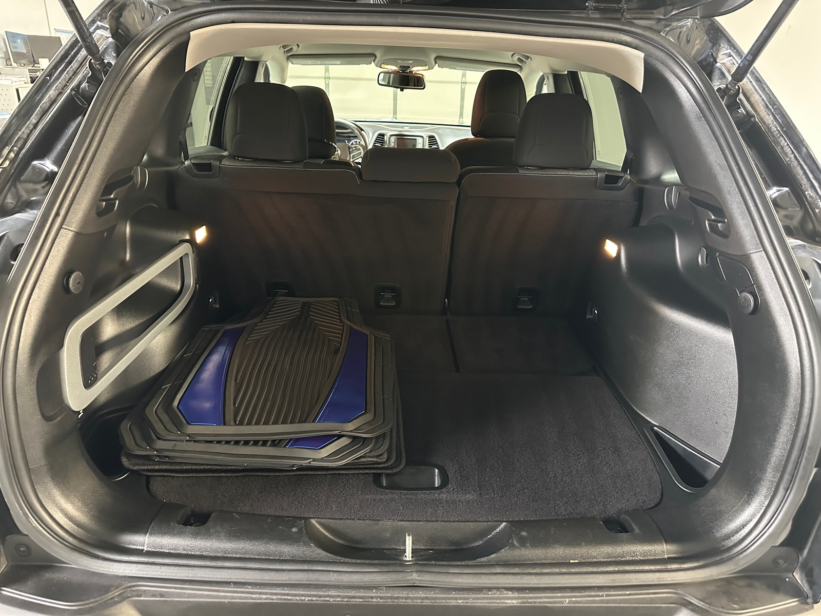 Thumbnail: 2017 Jeep Cherokee - 7