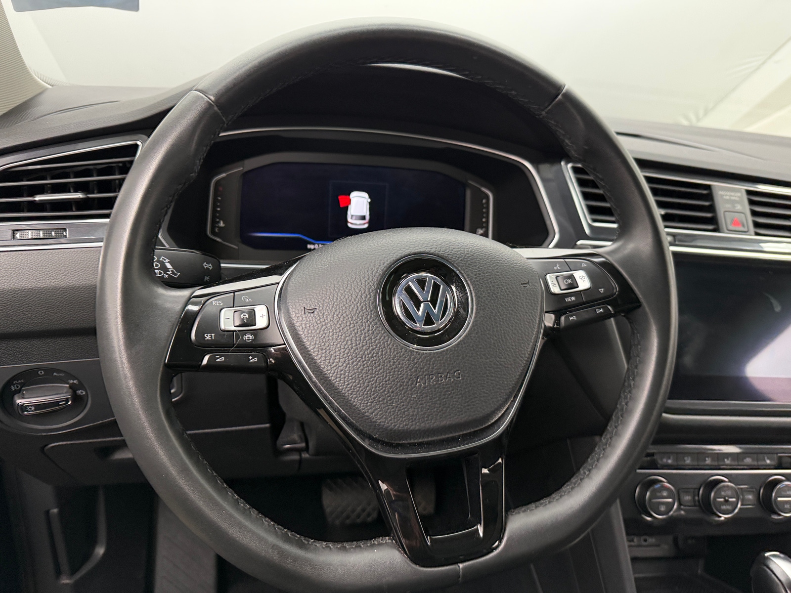 Thumbnail: 2020 Volkswagen Tiguan - 4