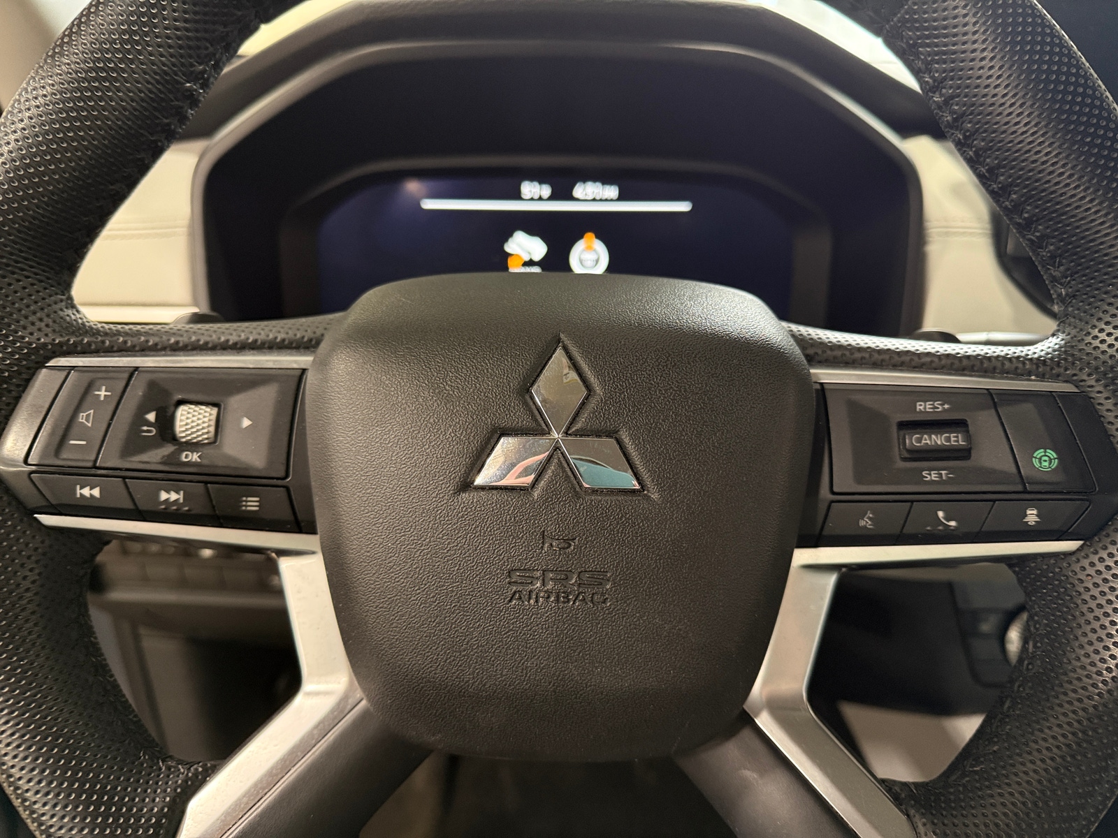Thumbnail: 2023 Mitsubishi Outlander - 4