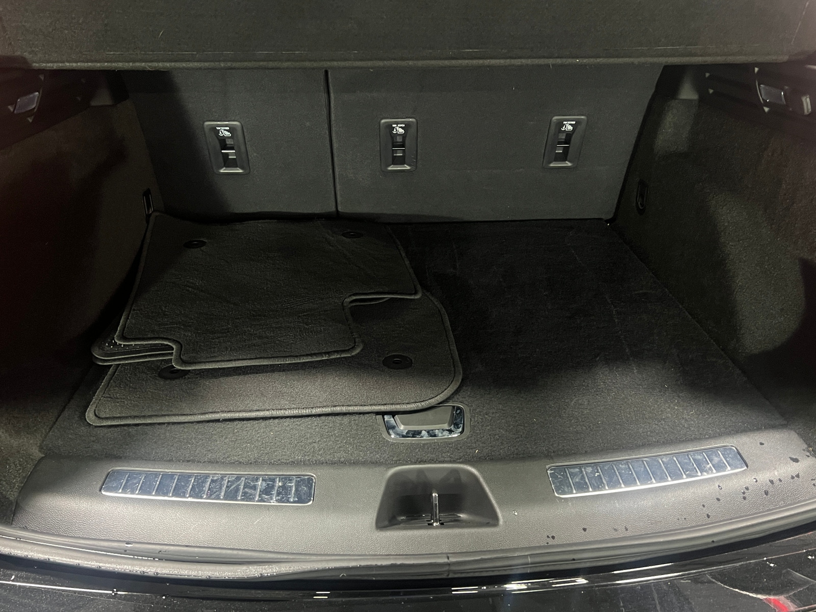 Thumbnail: 2025 Cadillac XT4 - 6