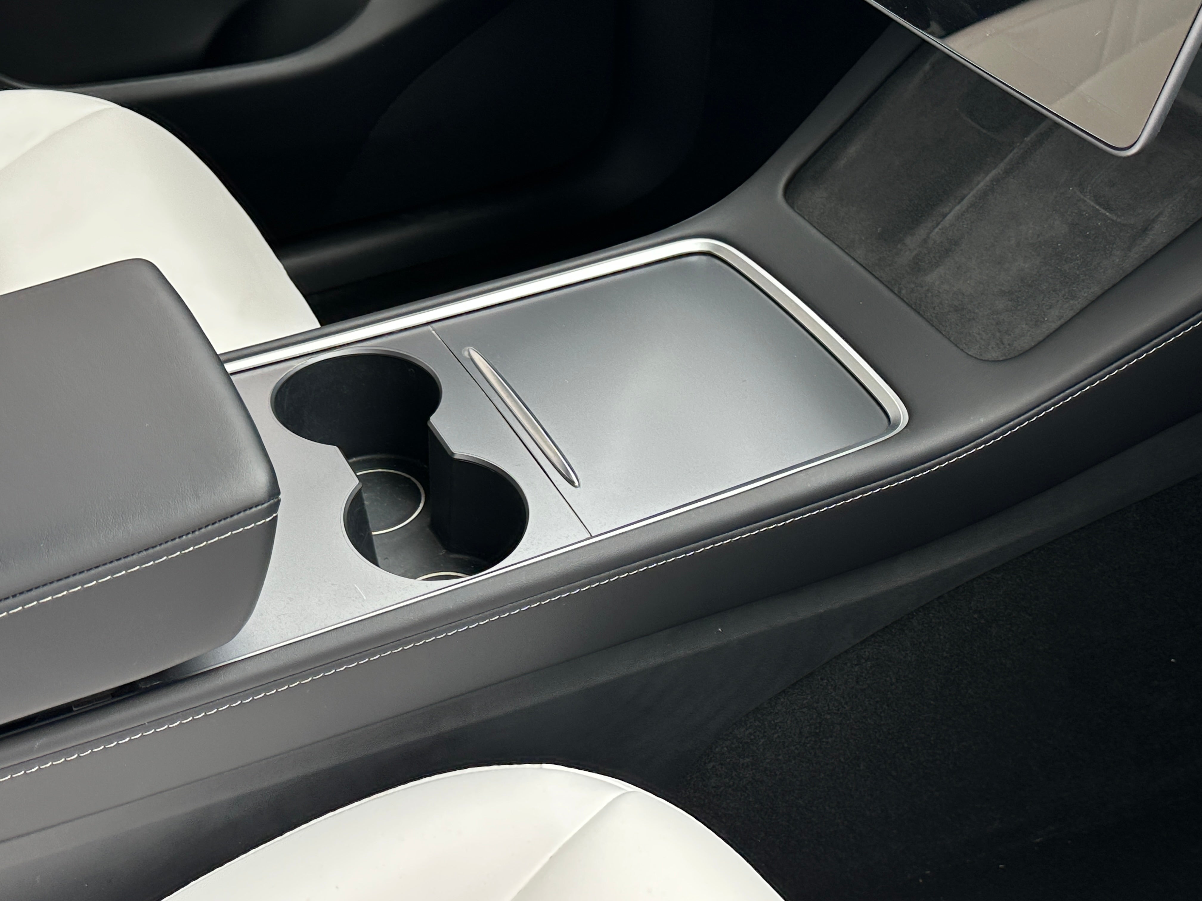 Used 2022 Tesla Model Y Long Range with VIN 7SAYGDEE4NF355498 for sale in Oak Creek, WI