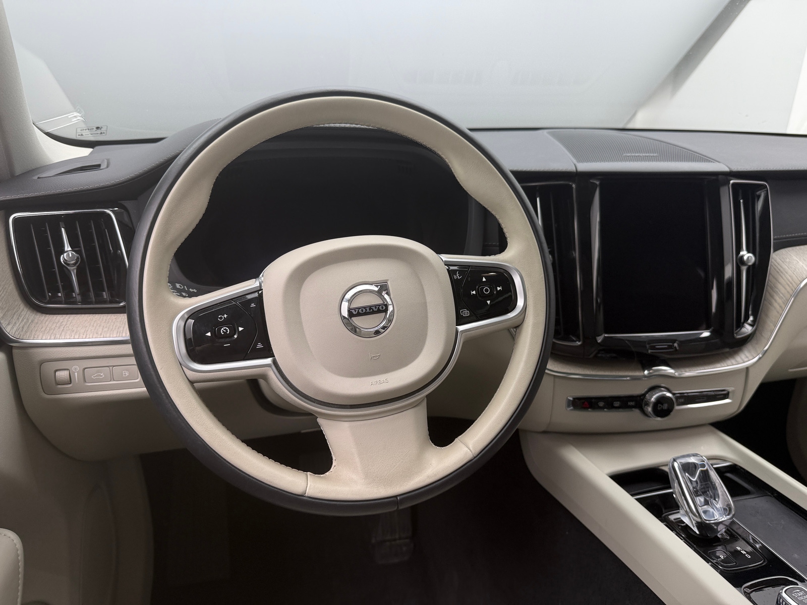 Thumbnail: 2022 Volvo XC60 - 4