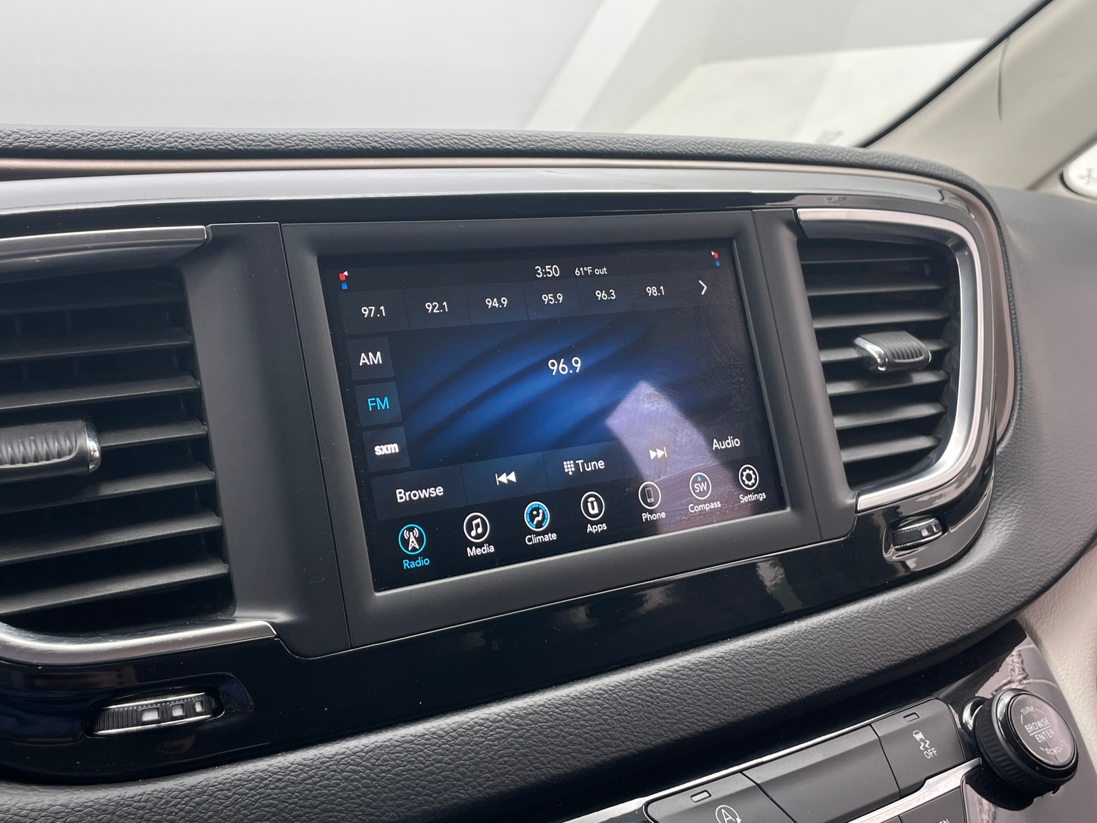 Thumbnail: 2020 Chrysler Voyager - 3