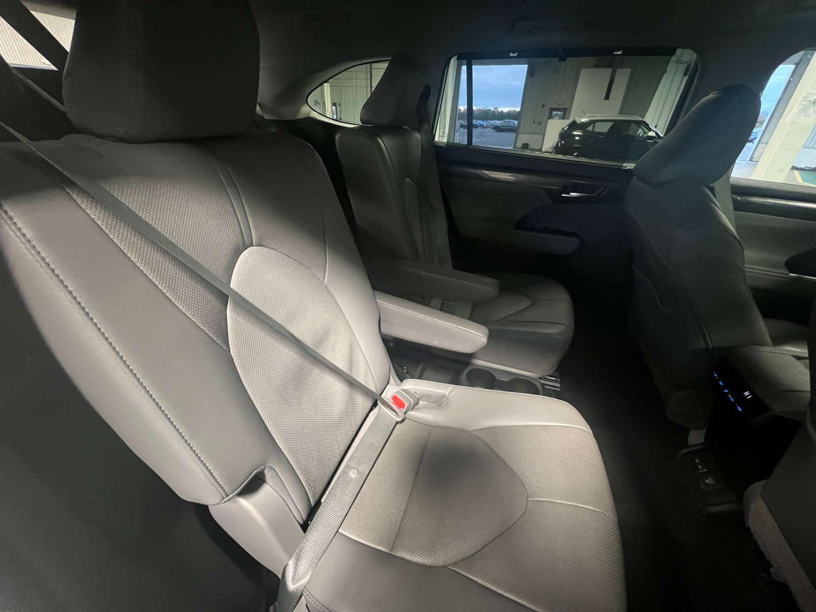 Thumbnail: 2022 Toyota Highlander - 5