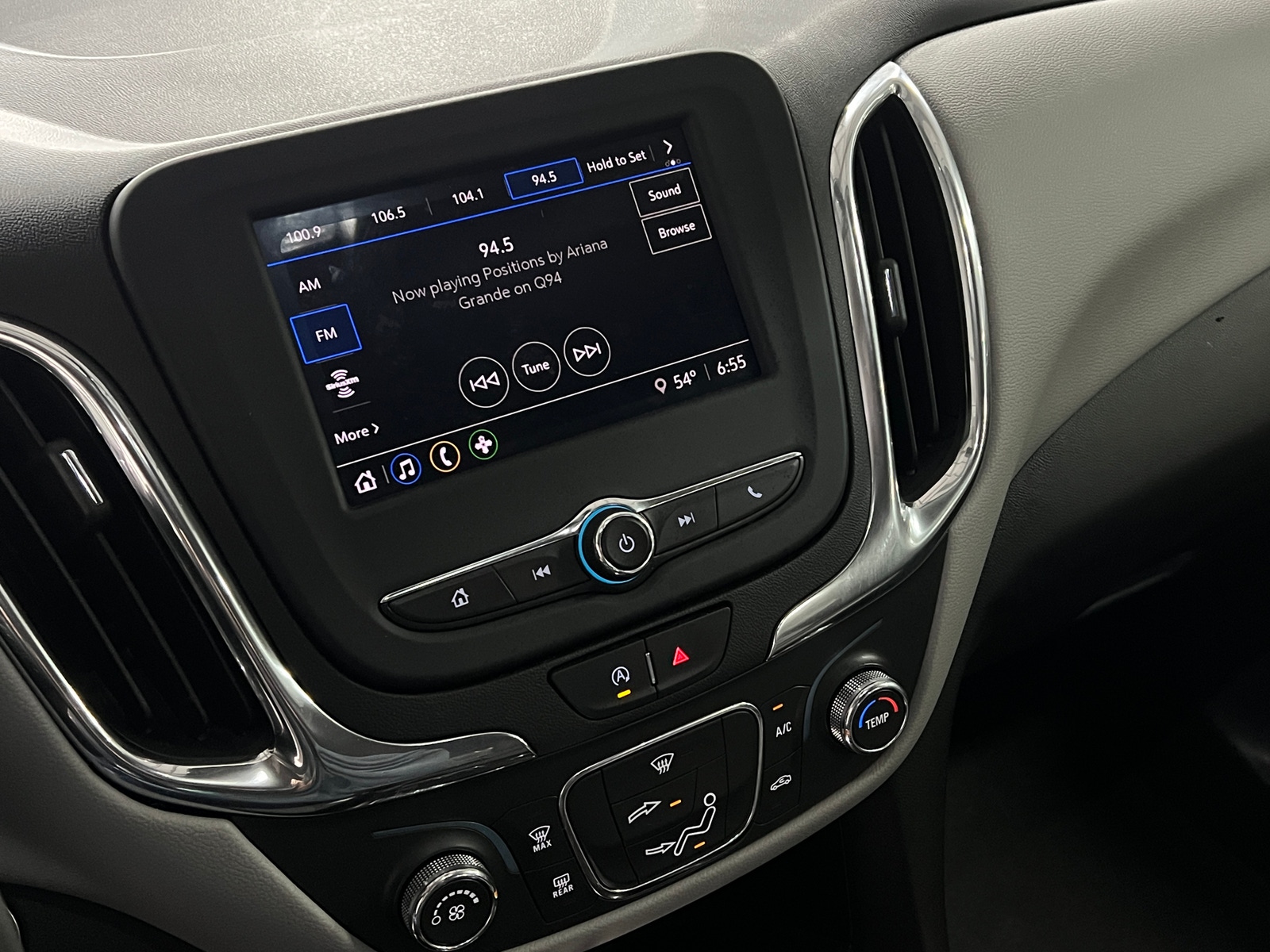 Thumbnail: 2022 Chevrolet Equinox - 4