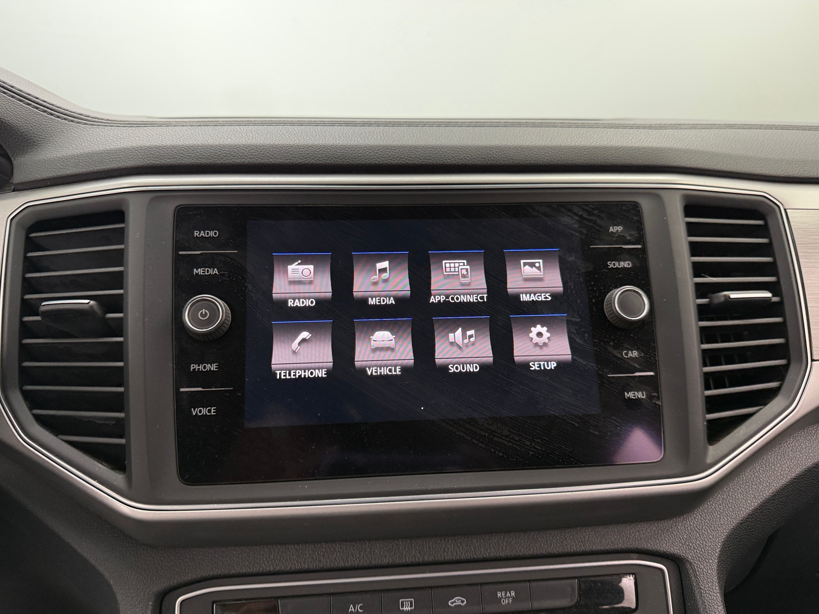 Thumbnail: 2018 Volkswagen Atlas - 4