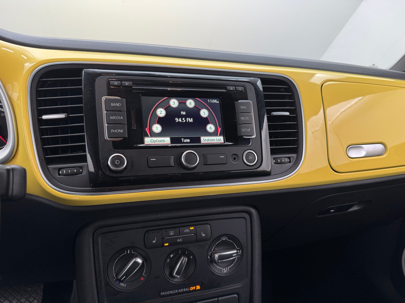 Thumbnail: 2013 Volkswagen Beetle - 4