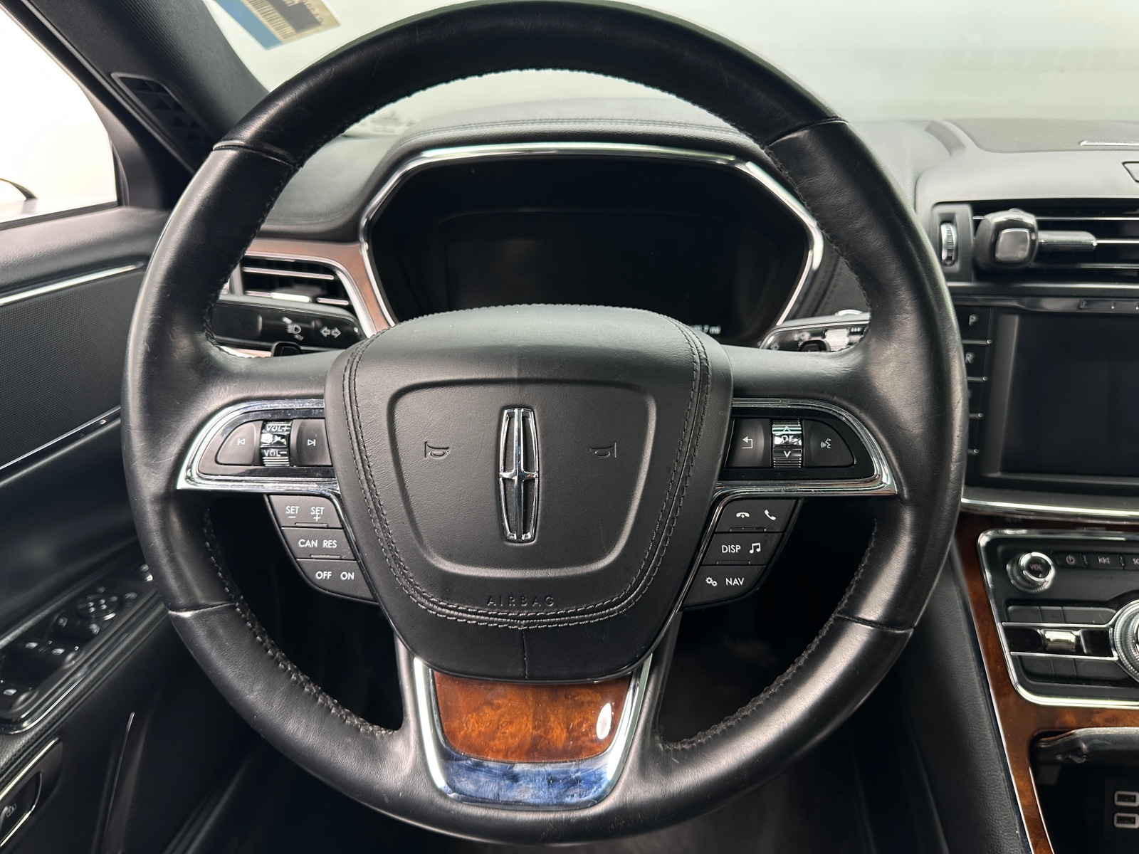 Thumbnail: 2017 Lincoln Continental - 4