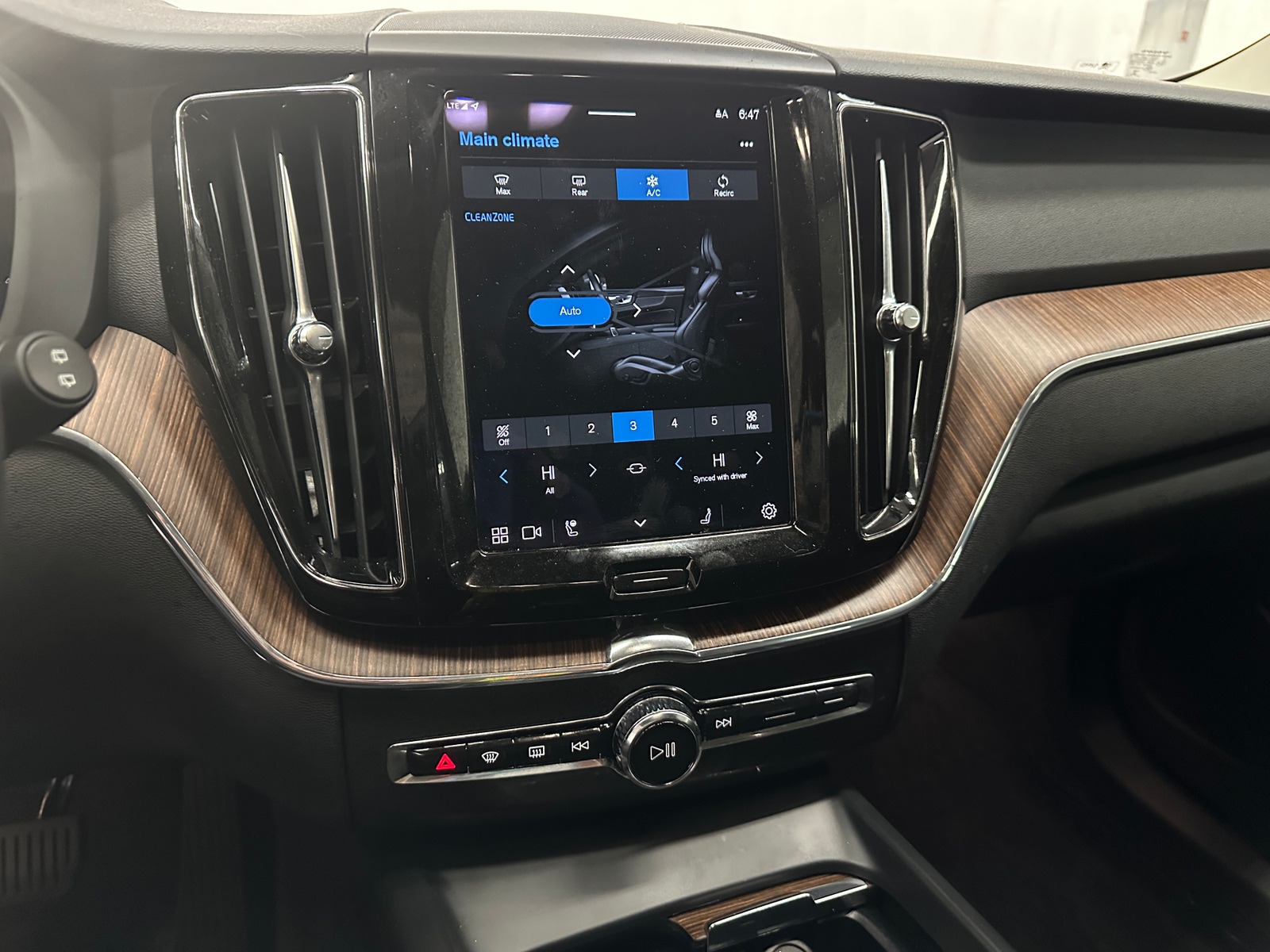 Thumbnail: 2022 Volvo XC60 - 4