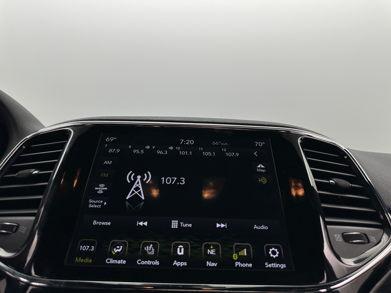 Thumbnail: 2021 Jeep Grand Cherokee - 3