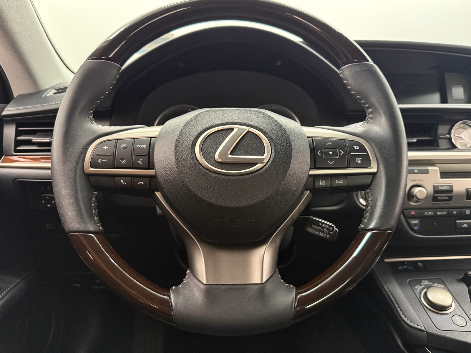 Thumbnail: 2017 Lexus ES - 4