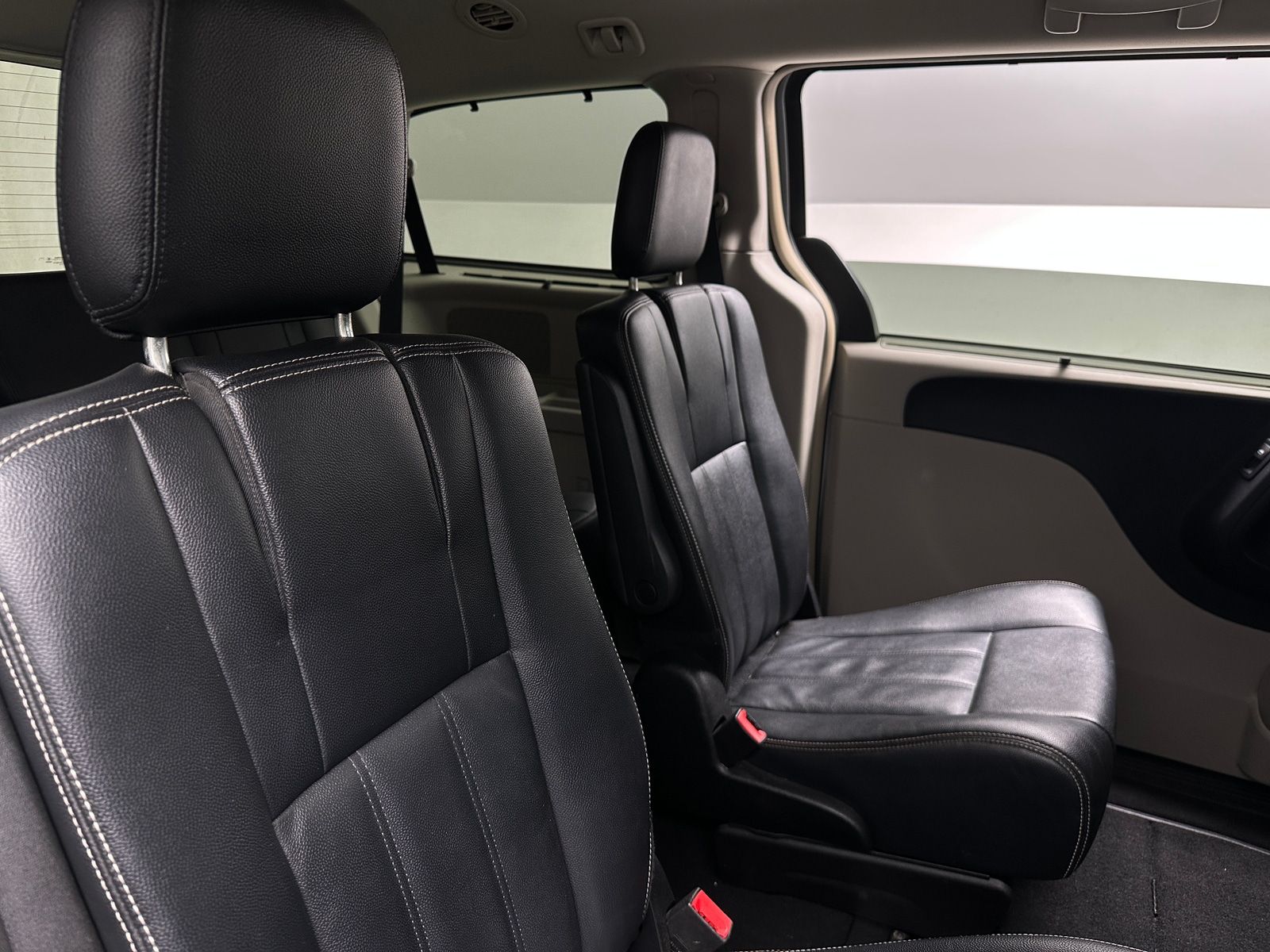 Thumbnail: 2015 Chrysler Town & Country - 5